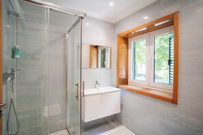 Shower, hair dryer, bidet, towels