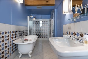 Apartment | Bathroom | Towels