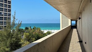 Un corridoio con vista sull'oceano e un edificio.