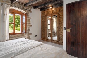 4 bedrooms, travel cot, WiFi, bed sheets