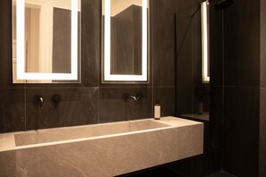 Habitación estándar | Baño | Cabezal de ducha tipo lluvia, secador de pelo, toallas y jabón