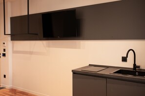 Frigorífic petit, placa de cuina, cafetera exprés i cafetera i tetera 