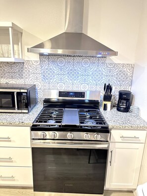 Fridge, microwave, oven, stovetop - Casa Monroe III - 1 Bed / 1 Bath
(El Paso)