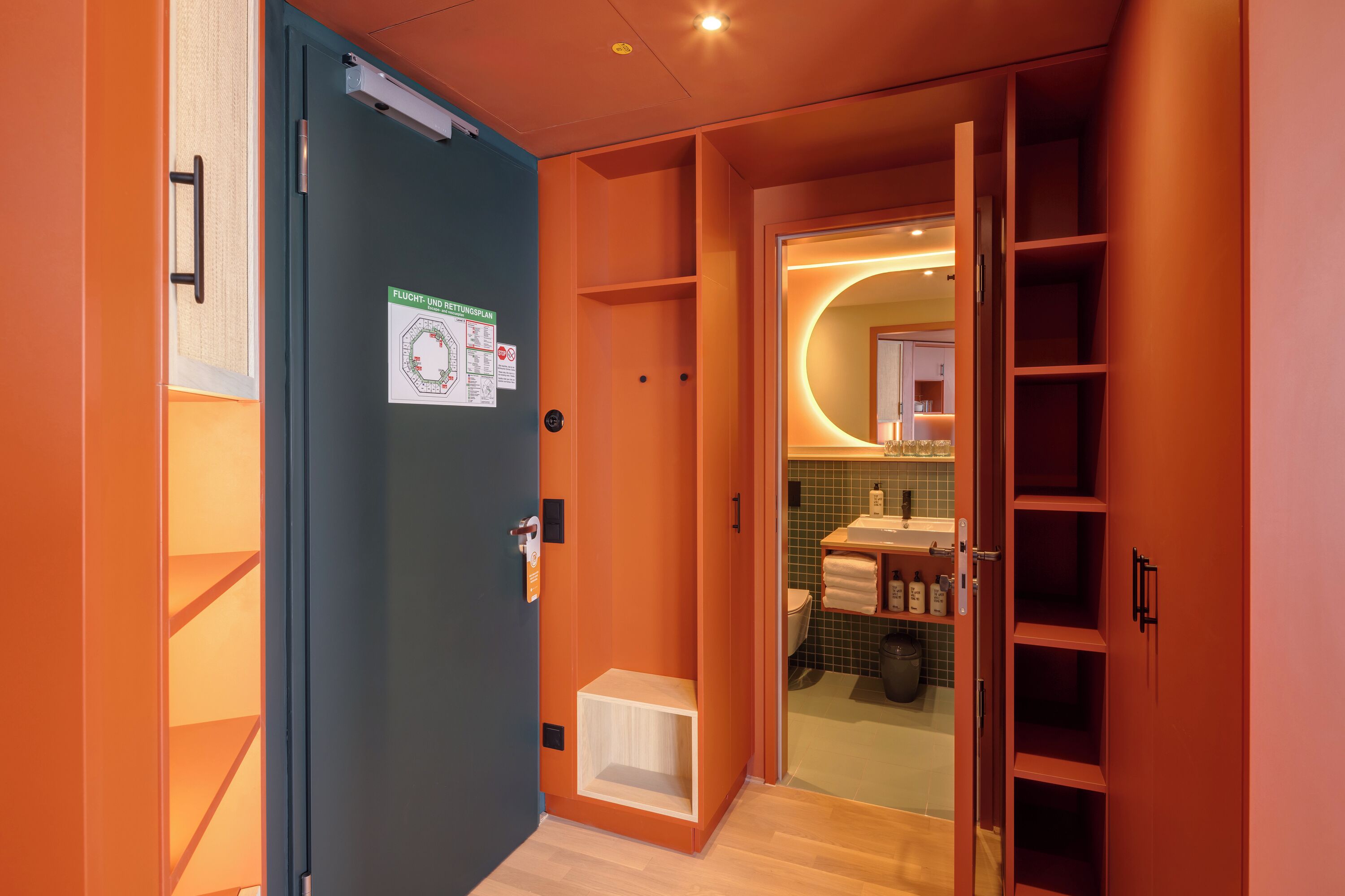 Ein modernes Badezimmer mit Dusche, Toilette und Waschbecken.
