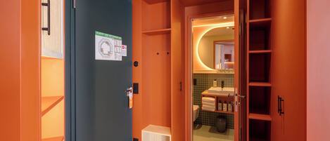 Ein modernes Badezimmer mit Dusche, Toilette und Waschbecken.