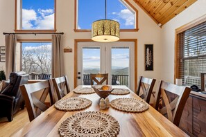Dining - Private Mountain Cabin Retreat 1.5 acres, Amazing Views, Hot Tub, STARLINK Wifi (Murphy)