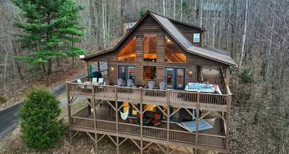 Private Mountain Cabin Retreat 1.5 acres, Amazing Views, Hot Tub, STARLINK Wifi