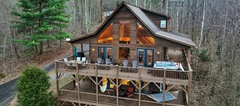 Private Mountain Cabin Retreat 1.5 acres, Amazing Views, Hot Tub, STARLINK Wifi