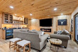 Smart TV, fireplace - Private Mountain Cabin Retreat 1.5 acres, Amazing Views, Hot Tub, STARLINK Wifi (Murphy)
