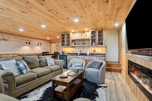 Smart TV, fireplace - Private Mountain Cabin Retreat 1.5 acres, Amazing Views, Hot Tub, STARLINK Wifi (Murphy)