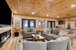 Smart TV, fireplace - Private Mountain Cabin Retreat 1.5 acres, Amazing Views, Hot Tub, STARLINK Wifi (Murphy)