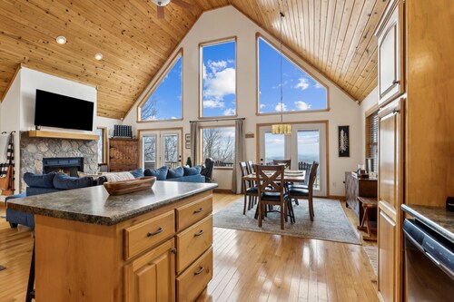 Private Mountain Cabin Retreat 1.5 acres, Amazing Views, Hot Tub, STARLINK Wifi