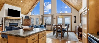 Private Mountain Cabin Retreat 1.5 acres, Amazing Views, Hot Tub, STARLINK Wifi