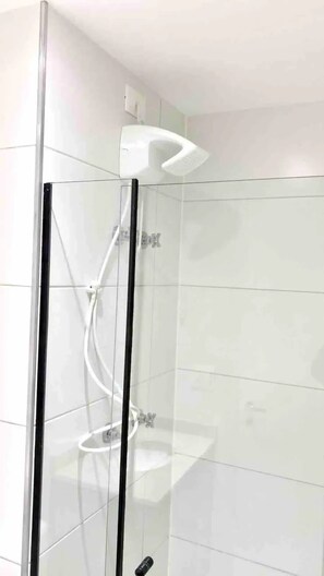 Séchoir à cheveux, serviettes fournies, savon, shampooing