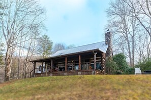 Exterior - King of The Hill Cabin minutes from the slopes, fishing & shopping in Boone area (Banner Elk)