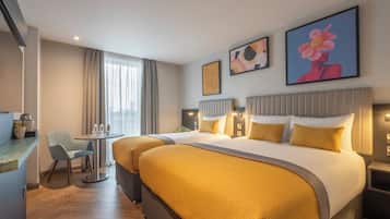 1 Schlafzimmer, Schreibtisch, Reisekinderbett, Bettwäsche