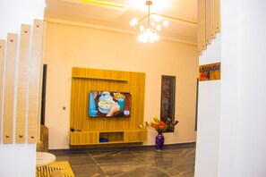 行政開放式套房 | 起居區 | 45-吋電漿電視，提供有線頻道