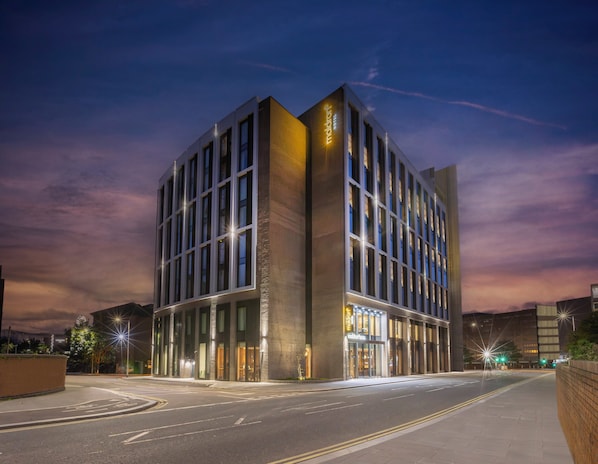 A modern hotel with a prominent entrance, large windows, and a well-lit facade. - Maldron Hotel Liverpool City (Liverpool)
