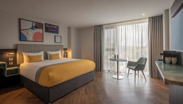 Habitación ejecutiva, 1 cama King size | Escritorio y ropa de cama 