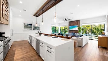 Luxury House, Multiple Beds, Ocean View (A Las Palmas) | Private kitchen | Full-size fridge, microwave, oven, coffee/tea maker