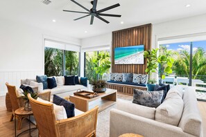 Luksushus, flere senger, havutsikt (A Las Palmas) | Oppholdsområde | En 52-tommers Flatskjerm-TV med kabel-kanaler