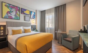 Deluxe Double Room | Hypo-allergenic bedding, in-room safe, desk, laptop workspace - Maldron Hotel Brighton City Centre (Brighton)
