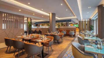 Breakfast, lunch and dinner served