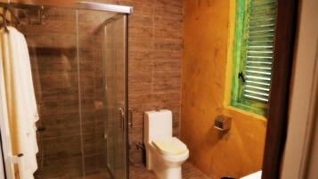 Deluxe Double Room | Bathroom | Free toiletries, hair dryer, bathrobes, slippers