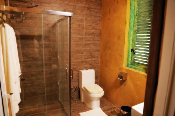 Deluxe dubbelrum | Badrum | Gratis toalettartiklar, hårtork, badrock och tofflor