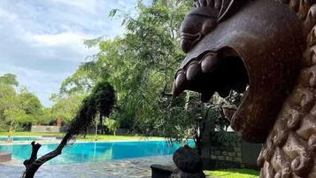 Hồ bơi ngoài trời