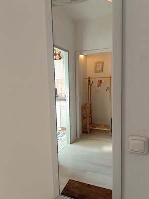 A hallway with a wooden rack, a framed picture on the wall, and a door leading to another room. - Super apartment #4 in the center near Stolberg Castle (Stolberg)