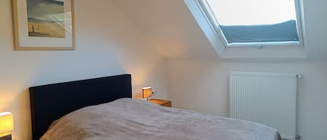 1 slaapkamer, een strijkplank/strijkijzer, gratis wifi, beddengoed