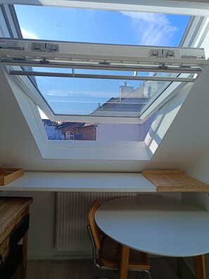 A skylight window with a view of a building and a chair. - Super apartment #4 in the center near Stolberg Castle (Stolberg)