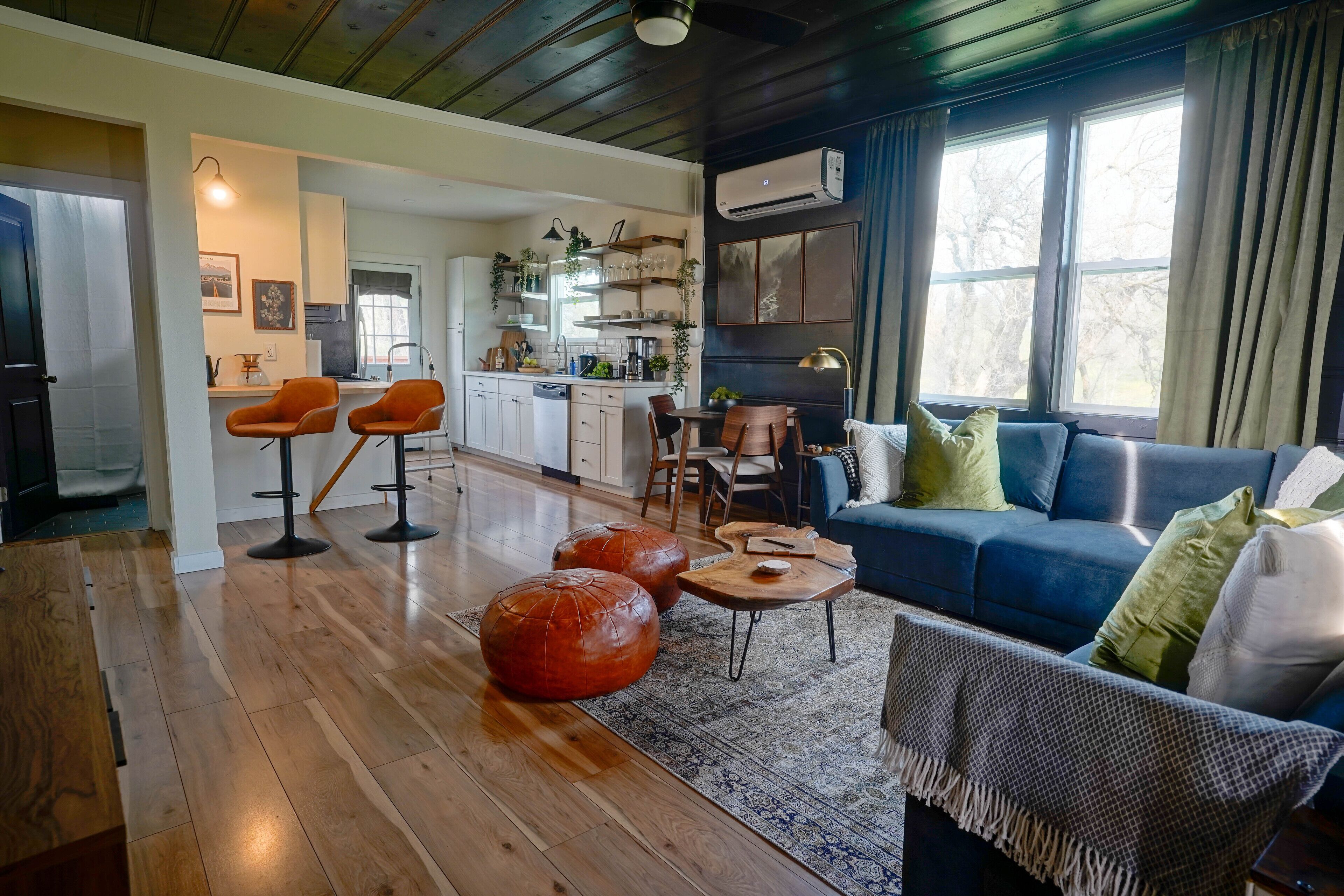 2-bdrm, 1.5 bath, pet-friendly, 5 min to downtown, tucked away, scenic views