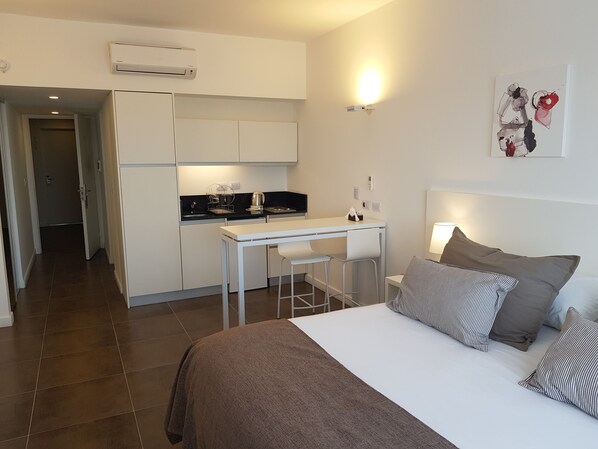 スーペリア スタジオ | 1 室のベッドルーム、セーフティボックス (室内)、デスク、ノートパソコン用作業スペース