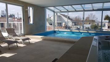 Piscina coperta, con ingresso dalle 09:00 alle 22:00, lettini