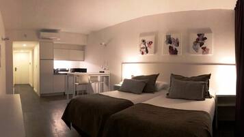 Singola Comfort | Cassaforte in camera, una scrivania, postazione laptop, tende oscuranti