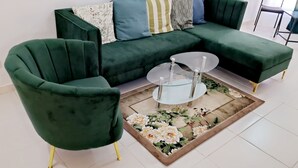A green sectional sofa with a glass coffee table and matching armchairs. - Apto, Res, Carmen Renata Iii, a 8 Minutos de la Embajada Americana sto dgo (Pantoja)
