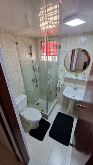 Asciugamani, sapone, shampoo, carta igienica