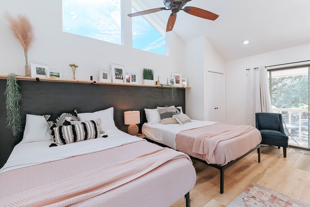 Stylish Waterfront Townhome, Pet Friendly, Boat Slip Available