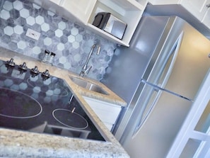 Réfrigérateur, micro-ondes, plaque de cuisson, cafetiÚre/bouilloire