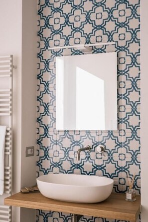 Regendusche, kostenlose Toilettenartikel, Haartrockner, Bademäntel