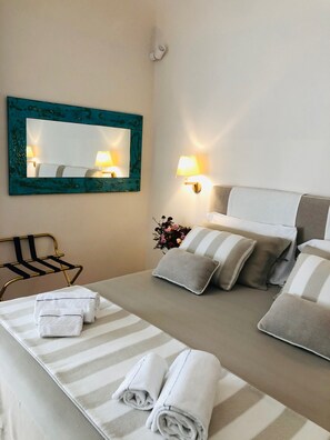 Minibar, in-room safe, desk, laptop workspace - Giardini Calce Luxury Rooms (Ravello)