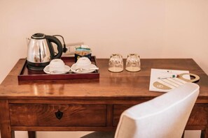 Minibar, in-room safe, desk, laptop workspace - Giardini Calce Luxury Rooms (Ravello)