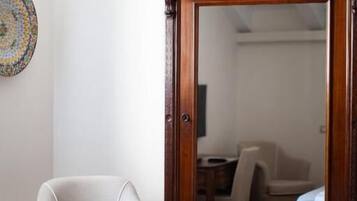 Minibar, una cassaforte in camera, una scrivania, postazione laptop