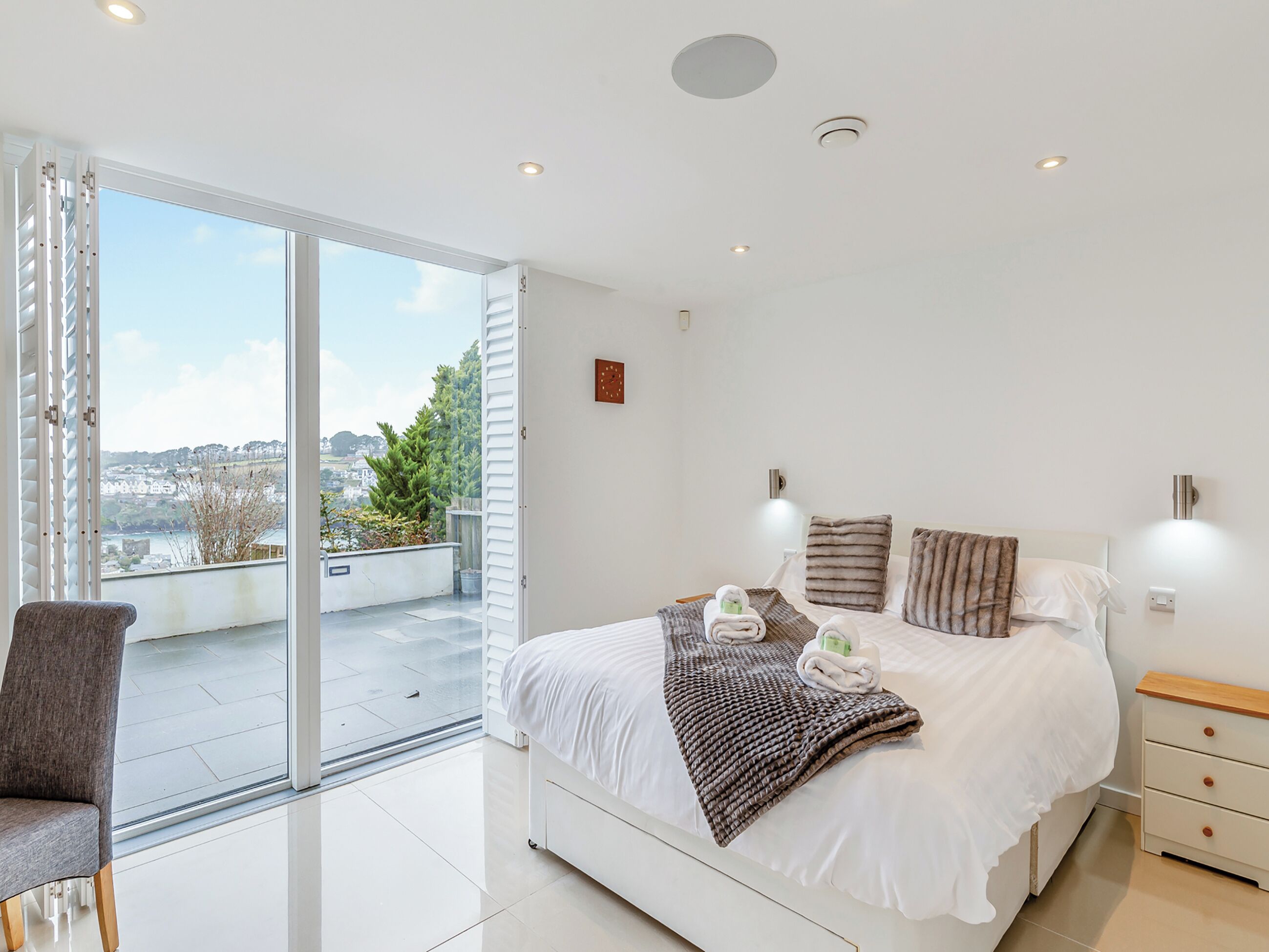 5 bedrooms, free WiFi, bed sheets
