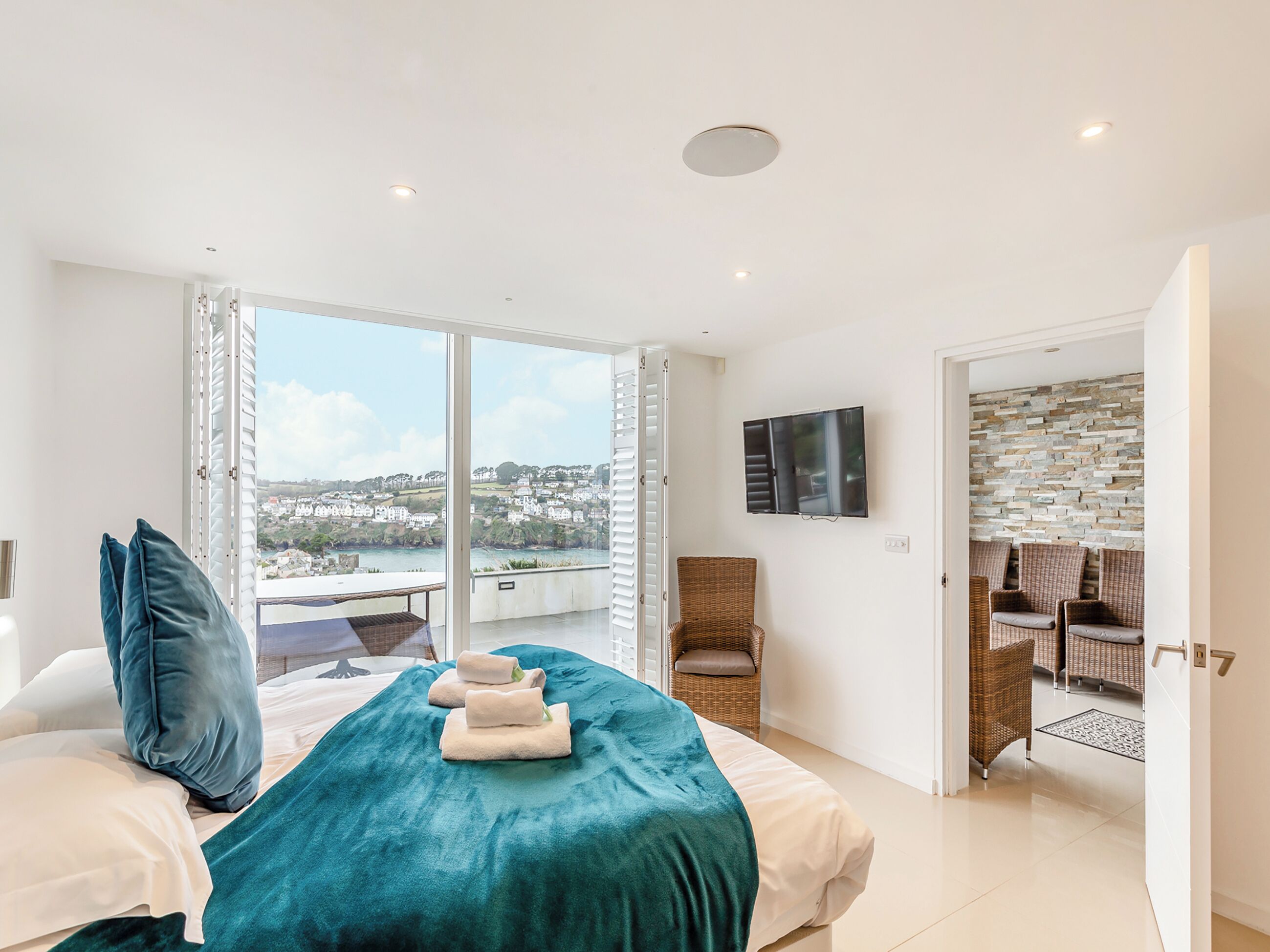 5 bedrooms, free WiFi, bed sheets