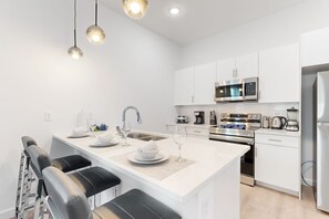 冷蔵庫、電子レンジ、オーブン、コンロ