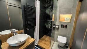 SĂšche-cheveux, serviettes fournies, savon, papier toilette