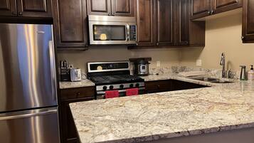 ثلاجة، ميكروويف، فرن، موقد طهي مسطح